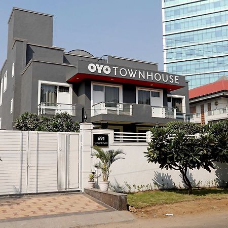 Hotel Oyo Townhouse 027 Sector 15 Gurgaon Extérieur photo